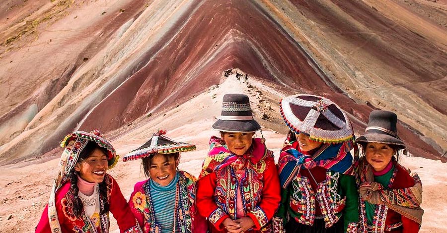 Cusco girls in the rainbow mountain