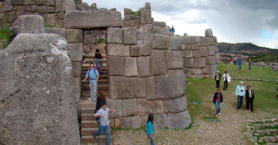 Sacsayhuaman doorway - Cusco, Peru