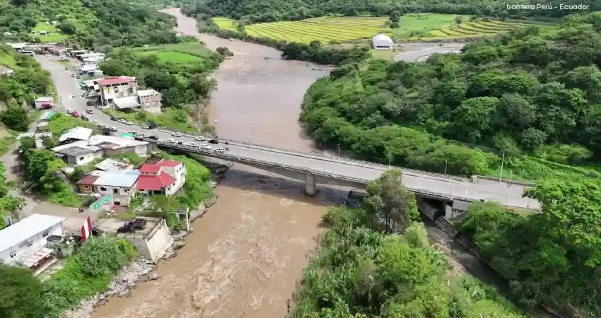 is peru north or south of the ecuador la tina