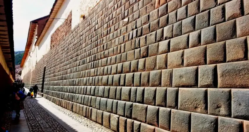 what to expect in cusco peru inca wall