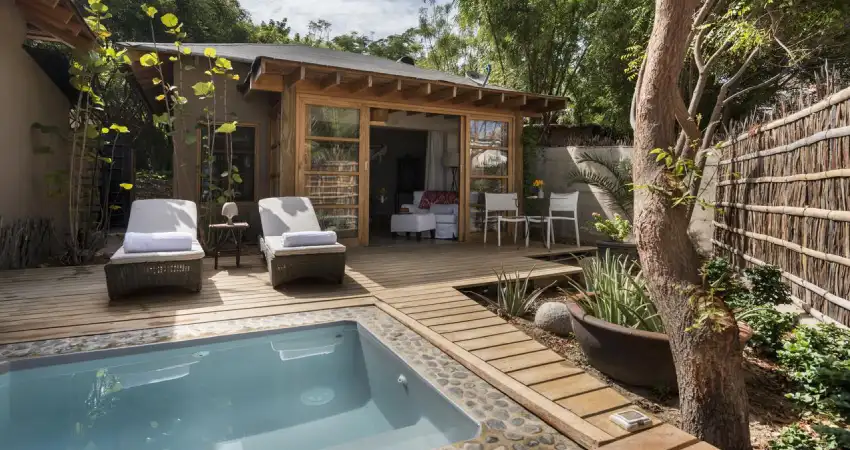 A small backyard featuring a hot tub and patio furniture, ideal for relaxation at a Kichic Mancora Peru